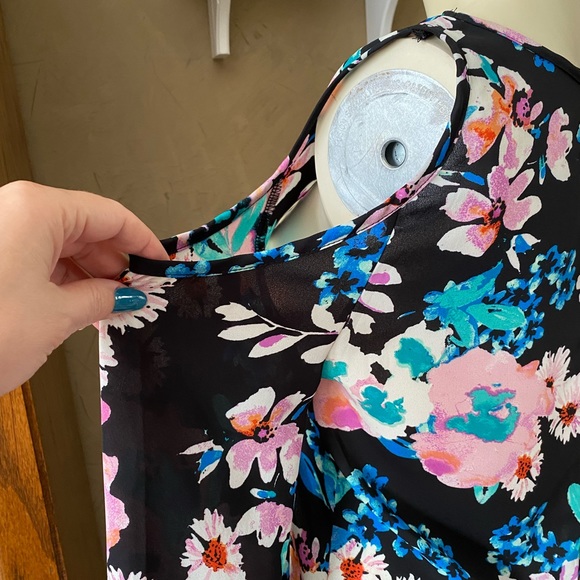 Lily White Nordstrom Tops Beautiful Printed Blouse With Shoulder Cut Outs, XS - Picture 12 of 16